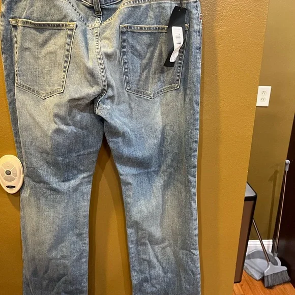 Nili Lotan Boyfriend Jeans in Venice Wash. Size 30